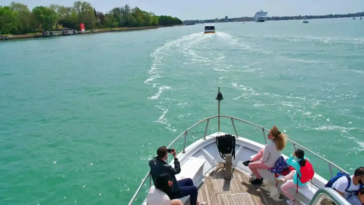 Murano et Burano : excursion en bateau + démonstration de soufflage de verre depuis la gare