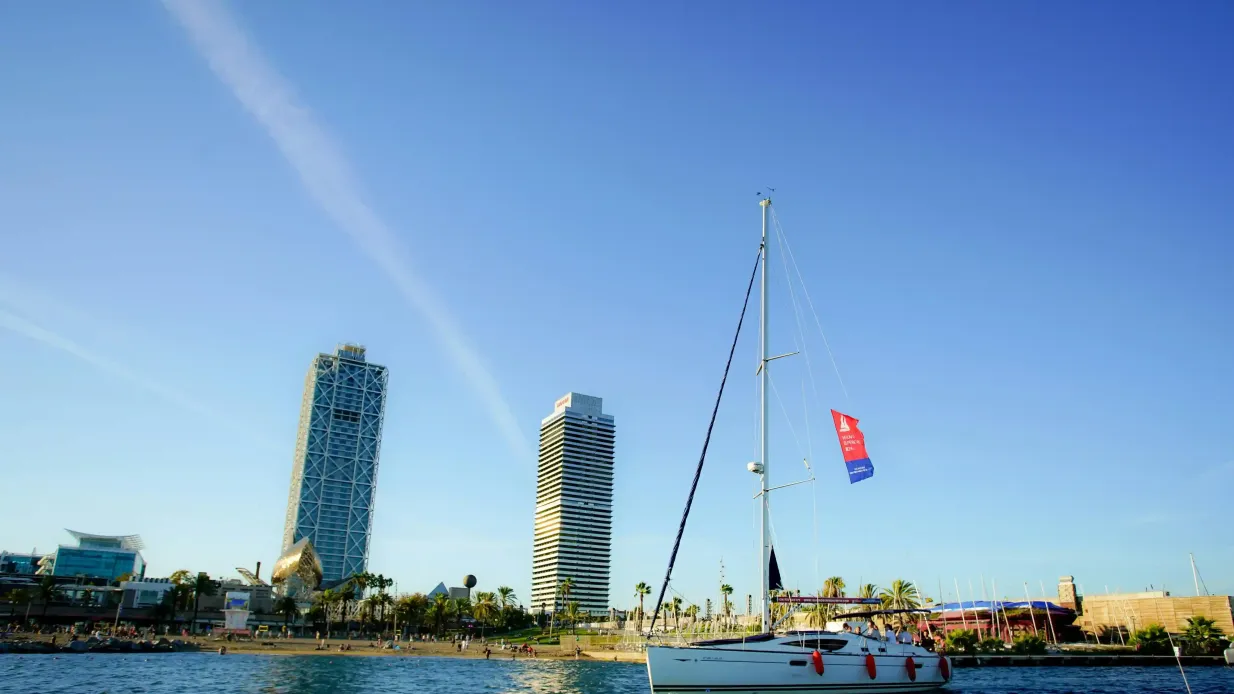 Barcelona: Halbtagestour mit Segeln, Weinbergtour und Weinverkostung