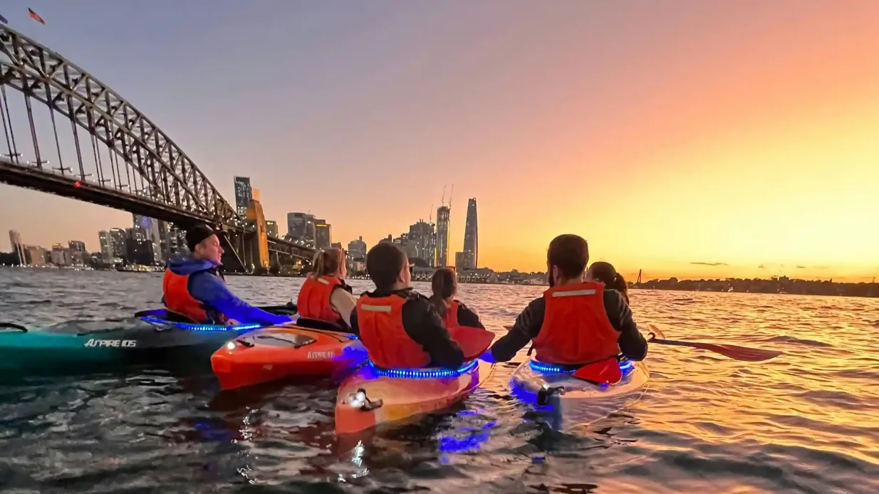 Paddeln bei Sonnenuntergang im Hafen von Sydney