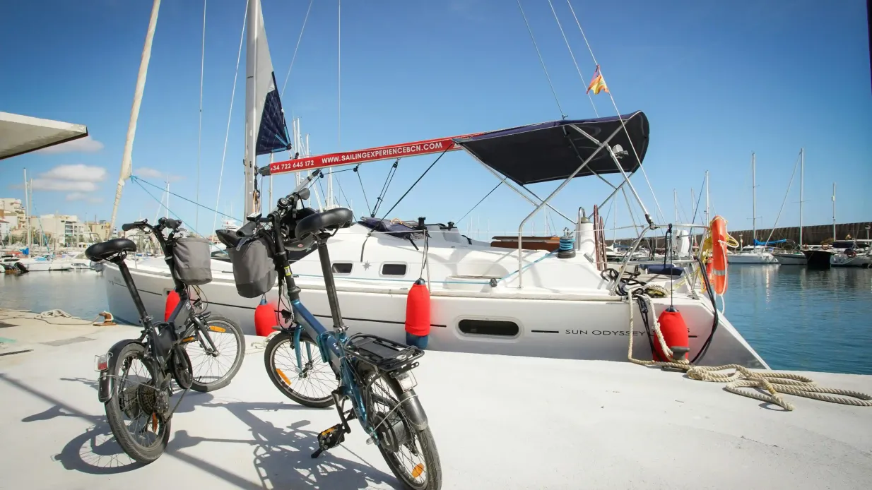 Passeio de meio dia em Barcelona: E-Bike, passeio pelos vinhedos, degustação de vinhos e navegação