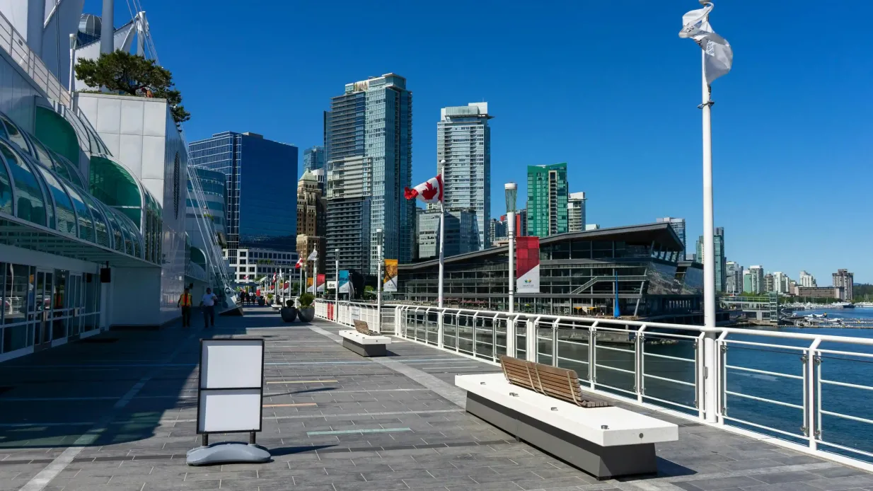Vancouver: Tour guidato in autobus, ingresso alla Lookout Tower e tour a piedi dello Stanley Park Fornito da Uniglobe Specialty Travel Ltd. dba Discover Canada Tours