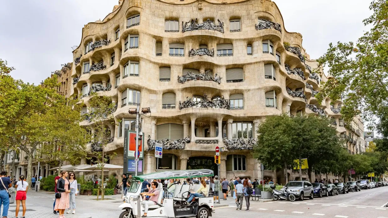 Barcelona: Welcome Tour by Private Electric Tuk Tuk Provided by Eco Tuk Tuk SL