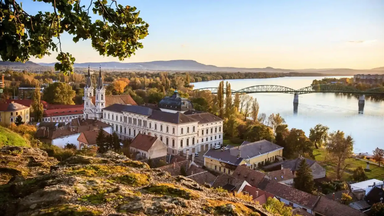 Budapest: Tour guidato di un giorno intero dell'ansa del Danubio con pranzo e trasporto Fornito da Eurama Kft