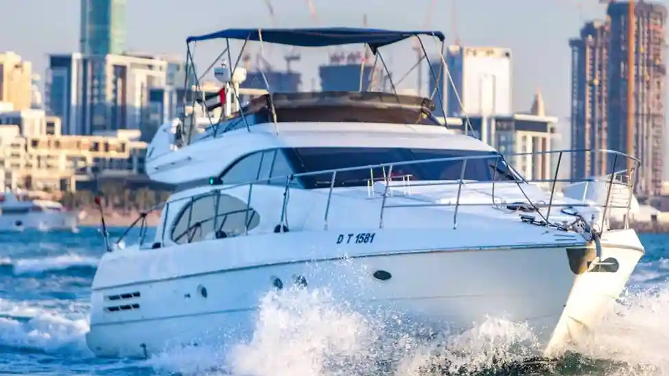 Dubai Marina: Alquiler de yates de 58 pies - Etosha Operado por Centaurus Passenger Yachts & Boats Rental LLC