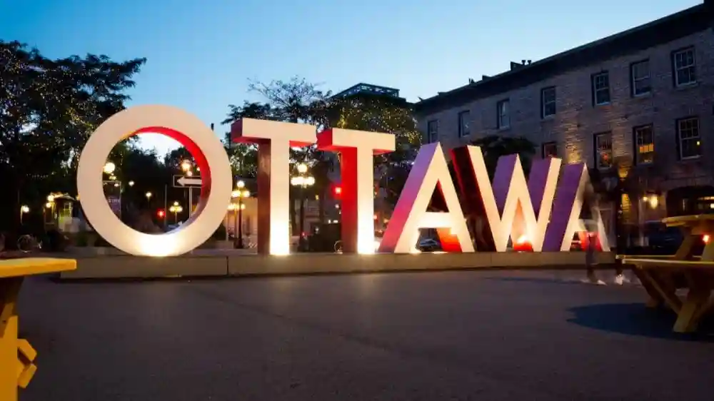 Ottawa: Small Group Walking Tour with Boat Cruise