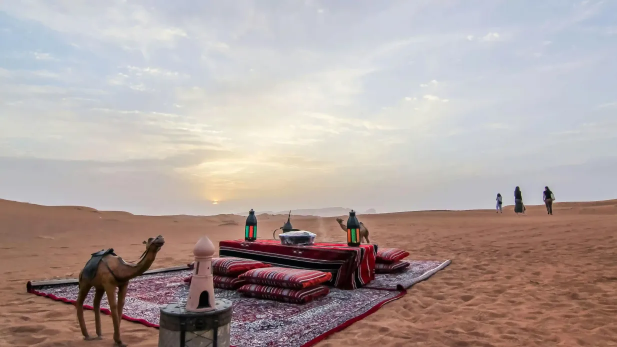 Safari matinal por el desierto de Dubai: Paseos en Camello y Sandboard
