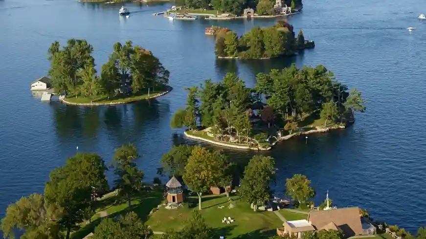 Schloss Boldt 20-Min. Hubschrauber Rundflug Bereitgestellt von Kouri's Kopters Inc (1000 Islands Helicopter Tours)