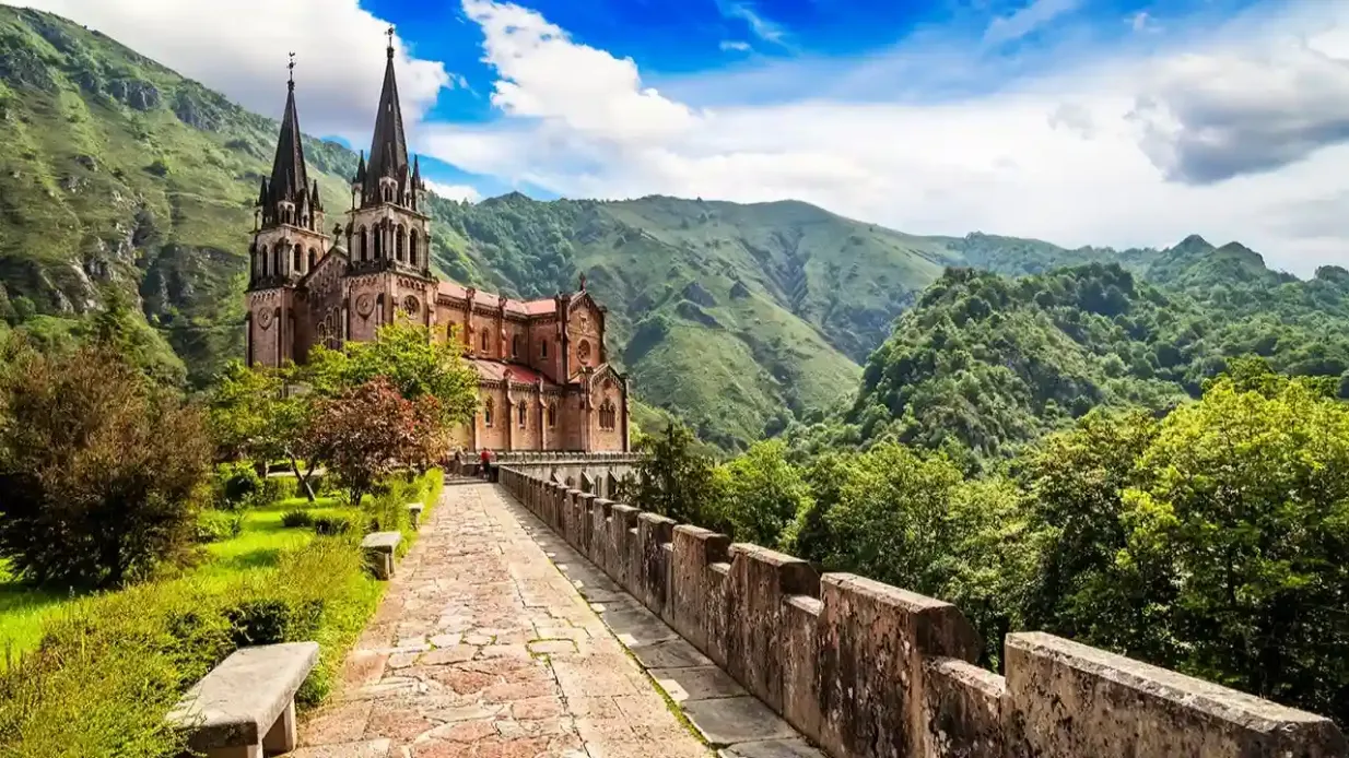 Lakes of Covadonga, Cangas de Onís & Lastres: Guided Tour from Gijón Provided by Buendía Travel & Tech, S.L.