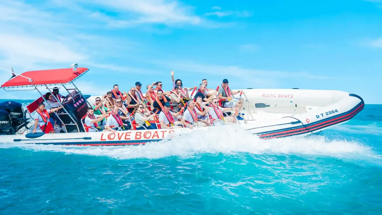 Bateaux d'amour : Excursion de 60 minutes en bateau rapide dans la marina de Dubaï