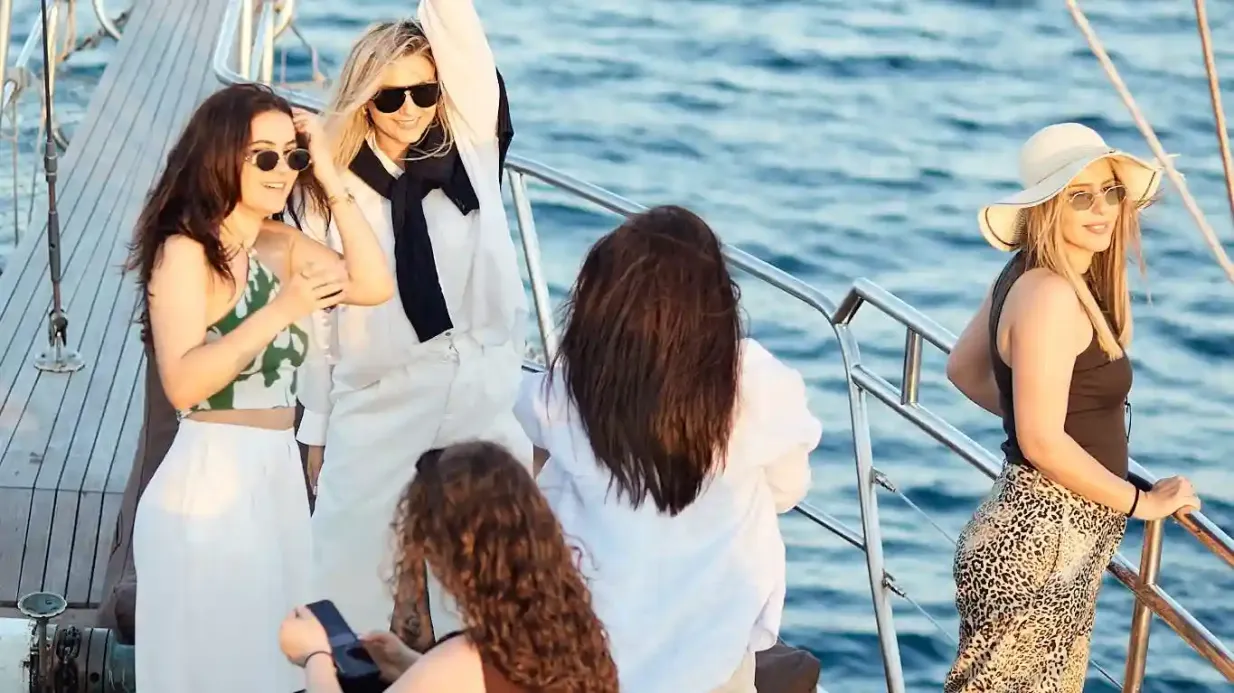 Athen: Riviera Sunset Party Boat mit Getränken und Snacks Bereitgestellt von All Day Cruise