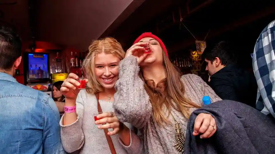 Praga: Tour dei pub con bevande + ingresso a Karlovy Lazne Fornito da Discover Prague Tours