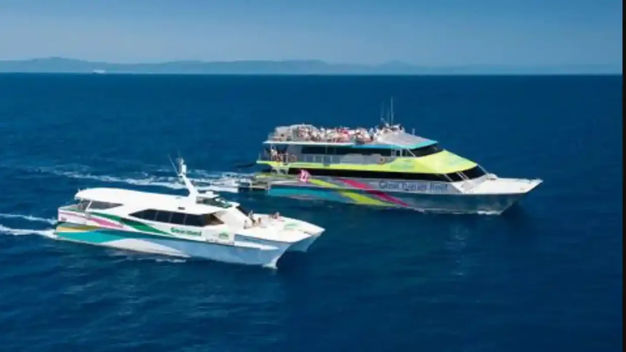 Isola Verde: Volo guidato di 40 minuti + tour in barca da Cairns + pranzo Fornito da GSL Aviation Pty Ltd