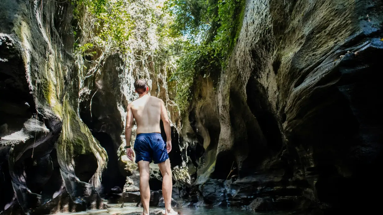 Excursión de Aventura en Bali con Trekking por el Cañón Oculto y Visita al Templo de Goa Gajah Operado por TripGuru