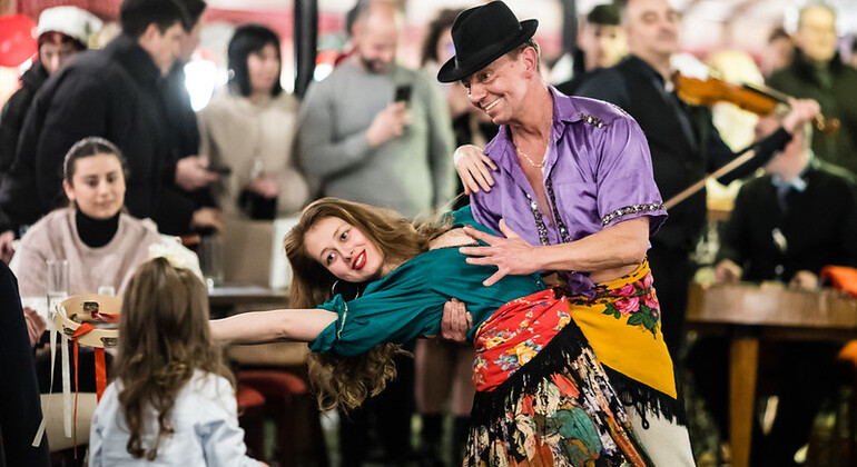 Abendessen & Schifffahrt auf der Donau mit Folkloretanzshow & Live-Musik