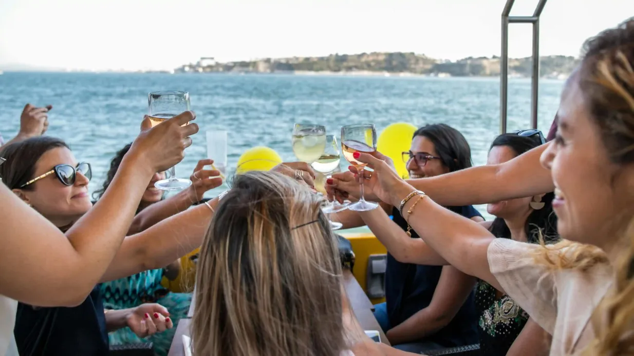 Lisbonne : Croisière sur le Tage au coucher du soleil + musique live + boisson Fournie par CARRISTUR