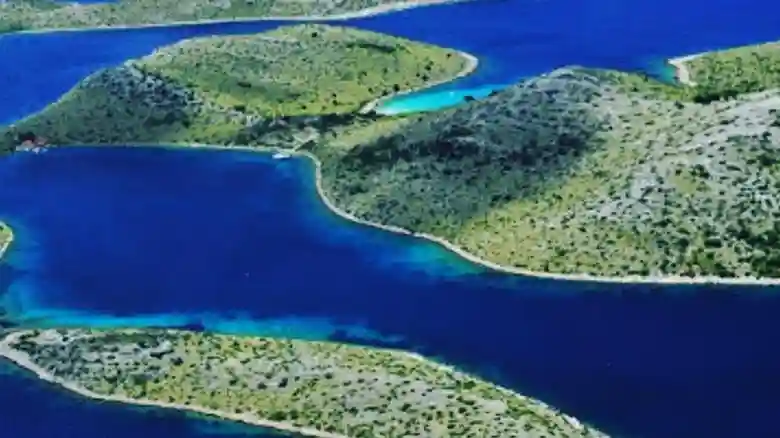 Kornaten mit dem Schnellboot Bereitgestellt von ANIMA NATURA