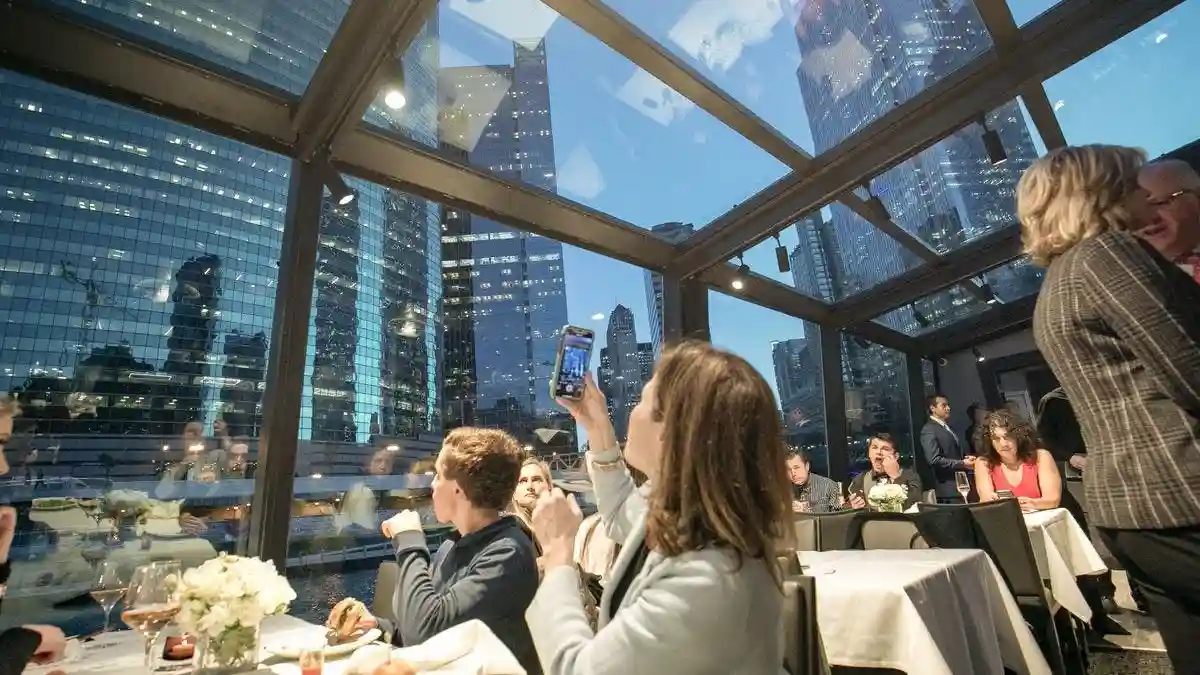 Chicago: Premier Dinner Cruise auf dem Chicago River Bereitgestellt von City Cruises East