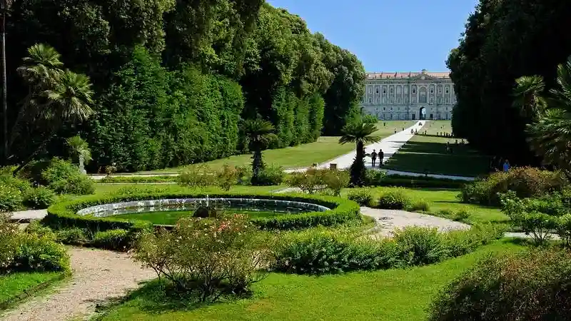 Palacio Real de Caserta: Entrada prioritaria + Viaje de ida y vuelta a Nápoles Operado por ITALY OFFICIAL TOUR SRL
