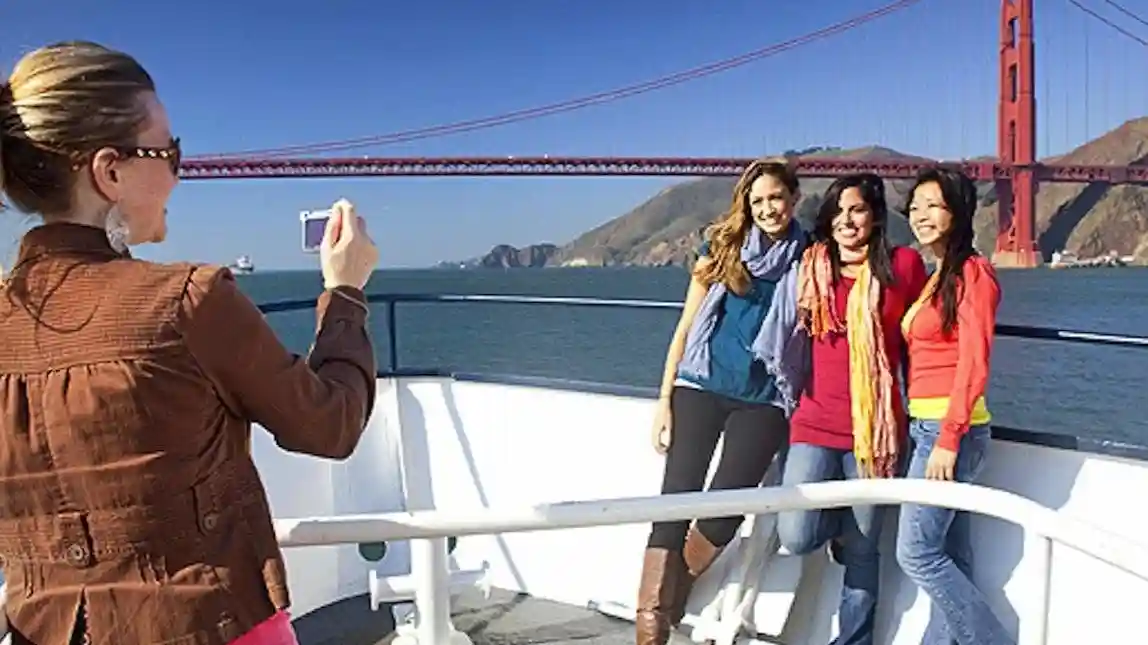 Da San Francisco: Tour di mezza giornata di Muir Woods, tour di Sausalito e crociera nella baia Fornito da San Francisco Incoming Services LLC