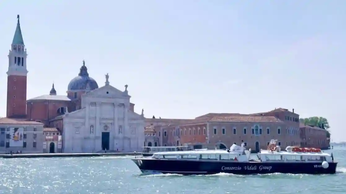 Murano y Burano: Excursión Matinal en Barco + Demostración de Soplado de Vidrio