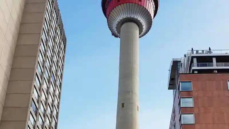 XploringCalgary Stadtrundfahrt mit Eintritt in die Gasoline Alley Bereitgestellt von CalgaryWalks & Bus Tours