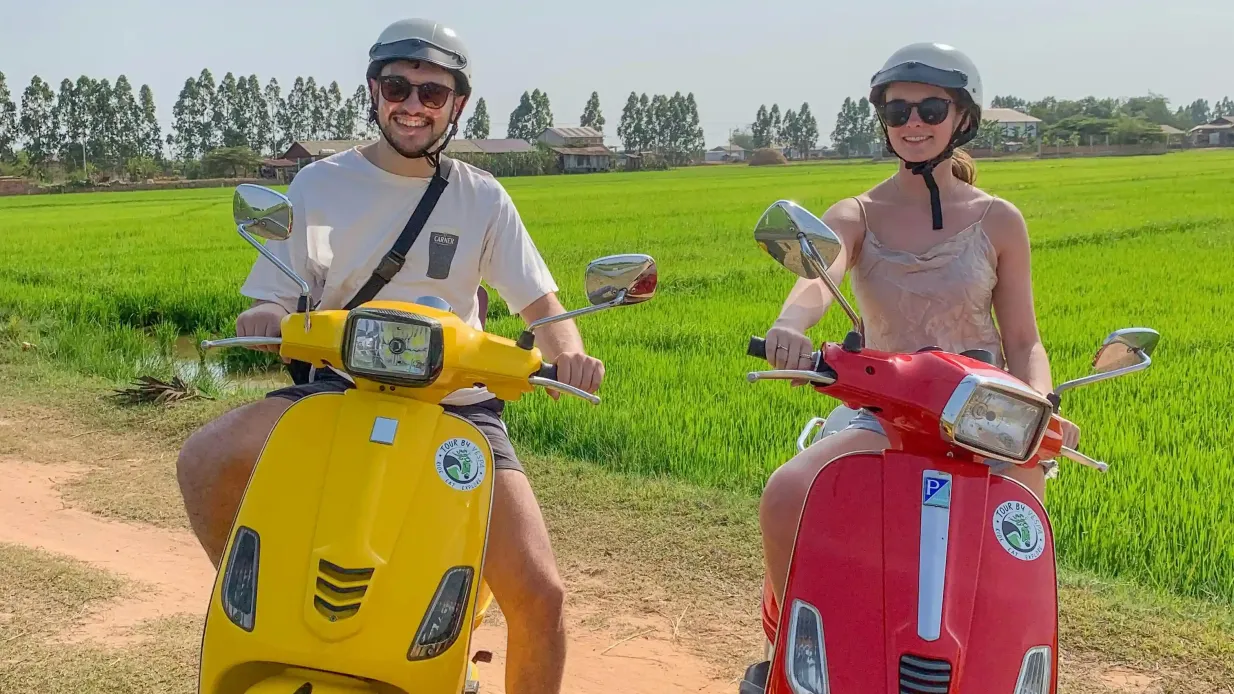 Pueblo flotante de Tonle Sap: Excursión en vespa al atardecer
