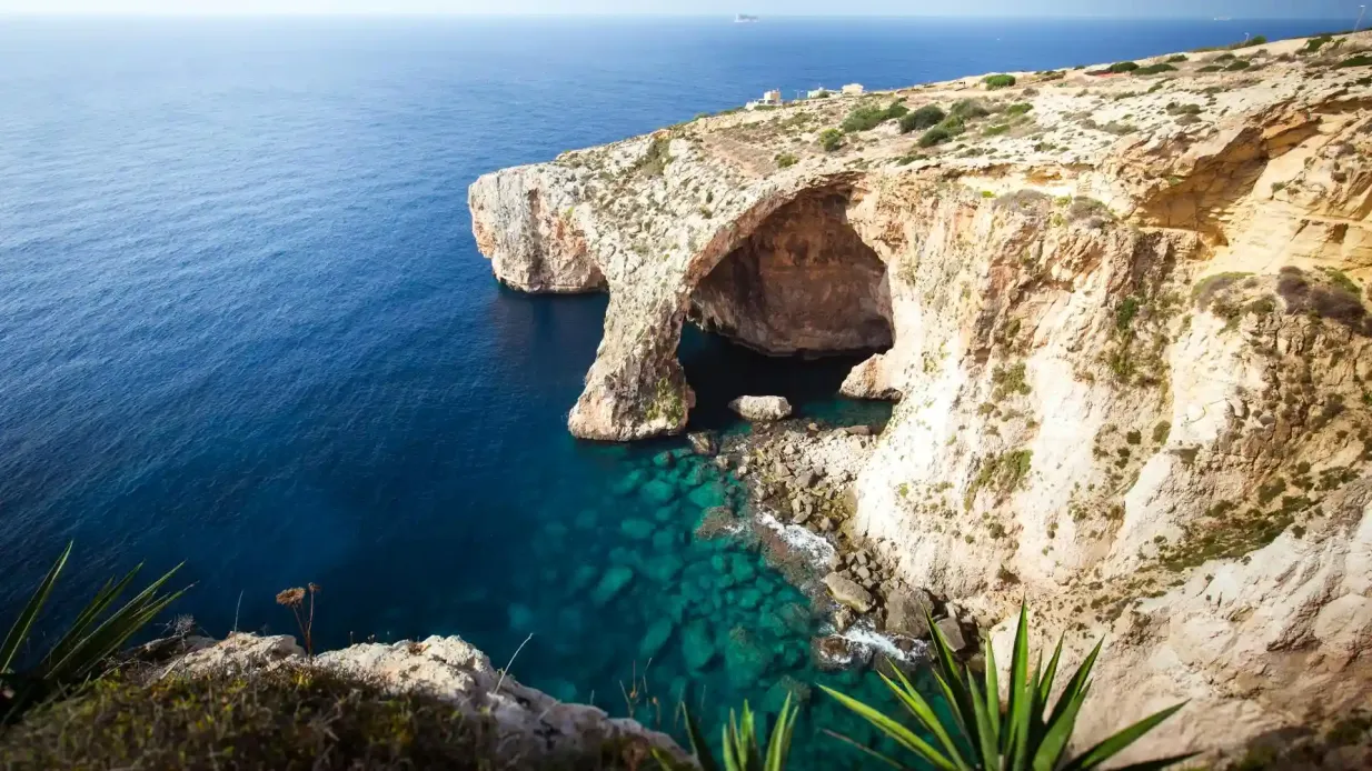 Gruta Azul y mercado dominical en el pueblo pesquero de Marsaxlokk Operado por Supreme Travel