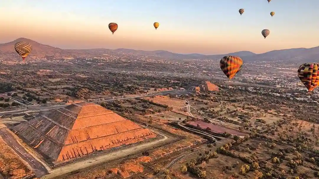 Excursión a las pirámides de Teotihuacán con paseo en globo aerostático