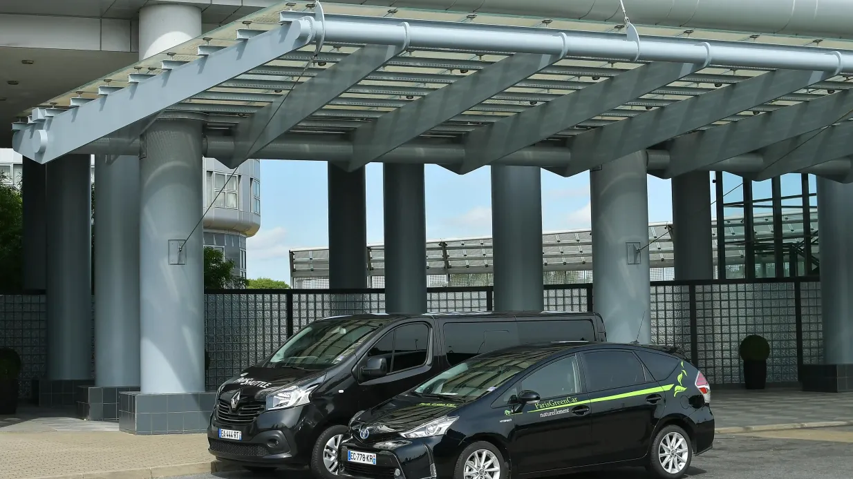 Orly Airport: Shuttle Transfer To or From Accommodation in Paris