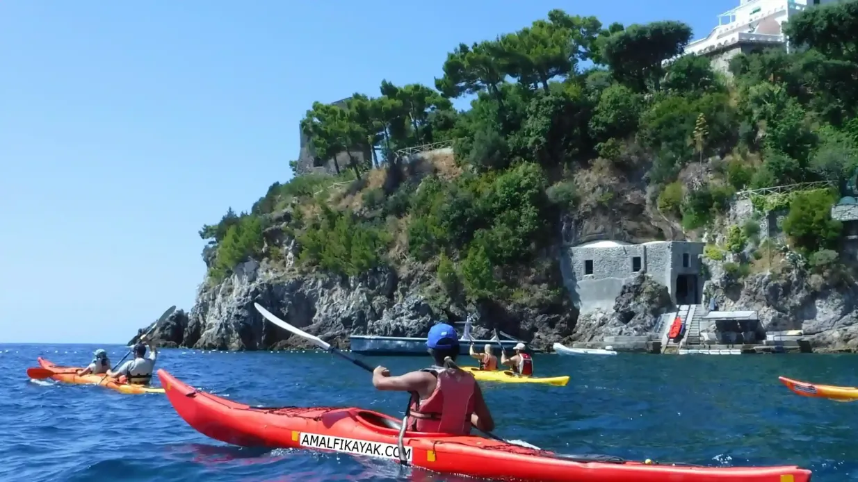 Tour de 3 horas en kayak por la costa de Amalfi Operado por GAMBARDELLA VISION S.R.L.