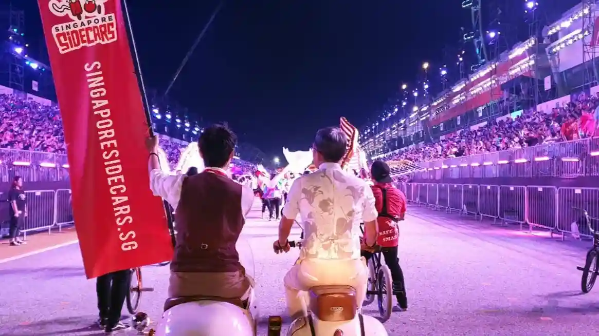 Tour de vespa à noite em Singapura