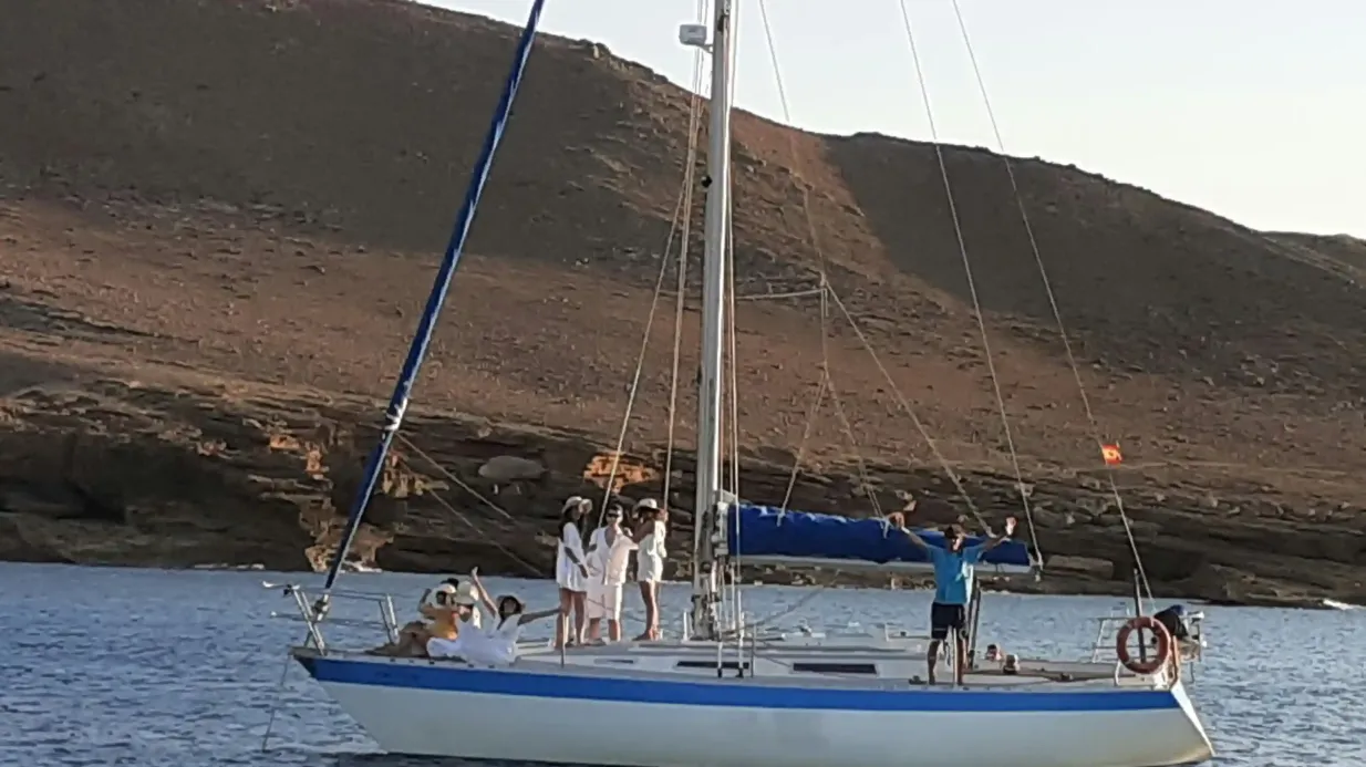Bay of Fornells: Ganztägiger Segeltörn Bereitgestellt von Katayak Menorca (Exploramus)