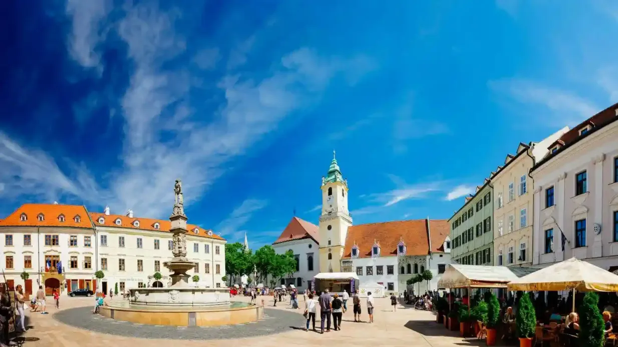 Bratislava: Tagesausflug von Wien mit Bus und Katamaran Bereitgestellt von Vienna Sightseeing Tours - Wiener Rundfahrten GmbH & Co. KG