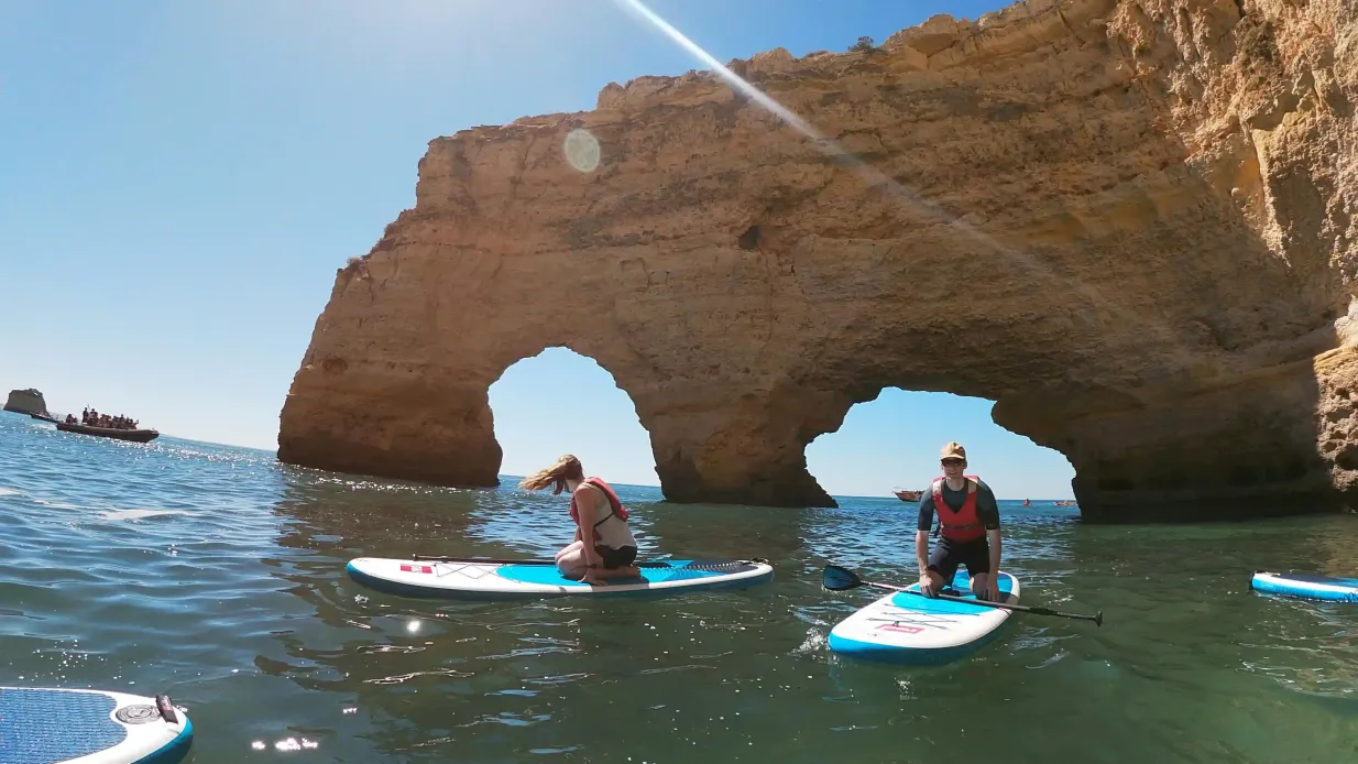 Grotta di Benagil: Tour in stand up paddle dalla spiaggia di Benagil Fornito da Blue Xperiences