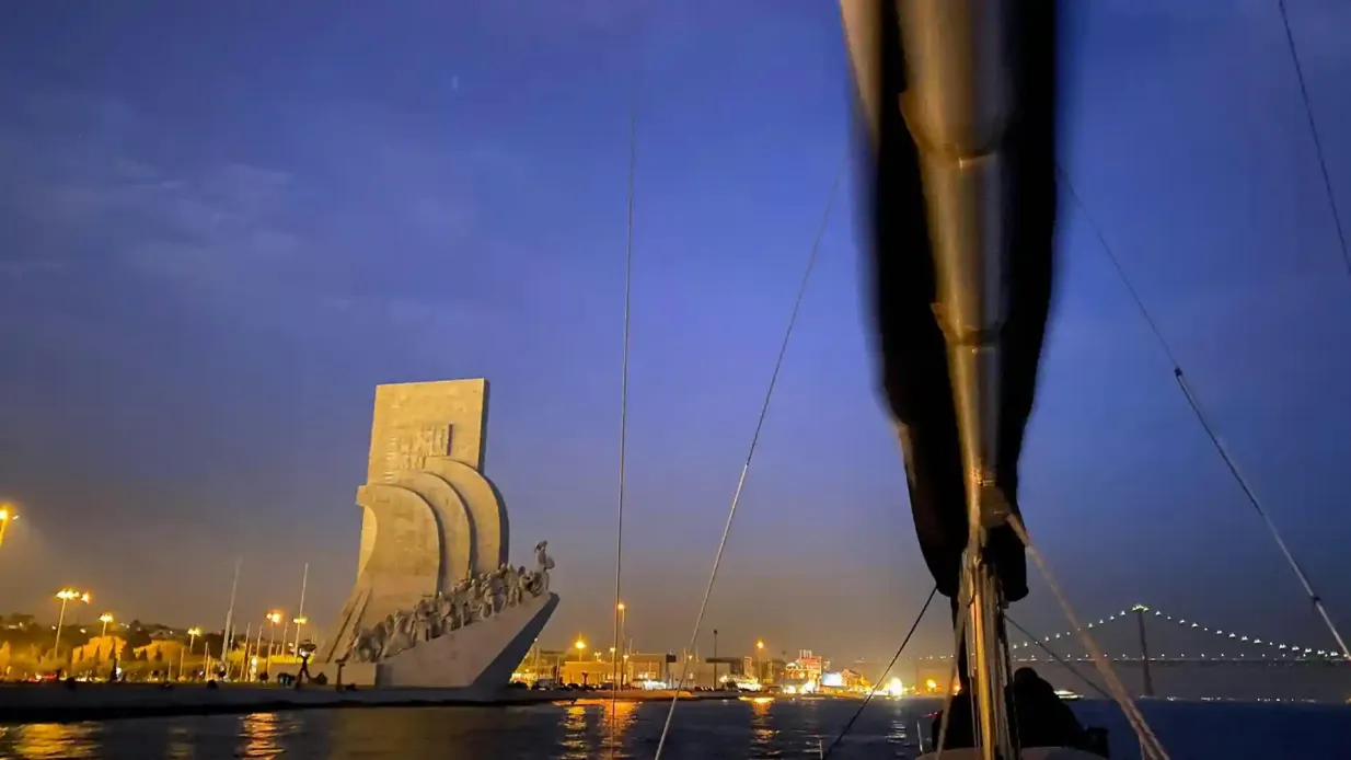 Lissabon: 2-stündige nächtliche Segeltour ab Belém