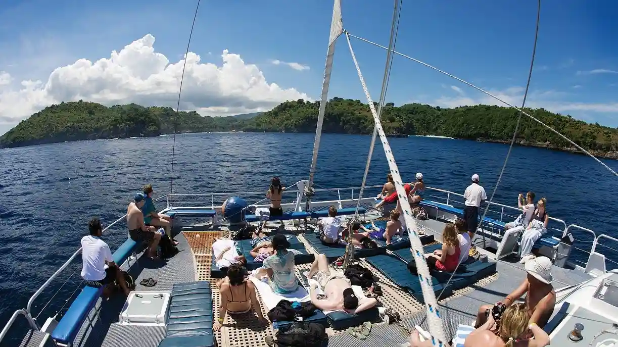 Nusa Lembongan: Crucero de medio día + Paseo por la isla + Comida Operado por PT. BALI CRUISE NUSANTARA