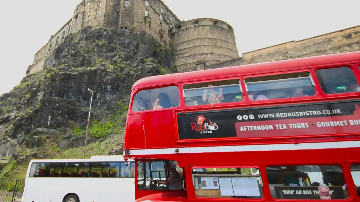 Esperienza Tè pomeridiano o Tè con Gin a Edimburgo Fornito da Red Bus Bistro Company Ltd