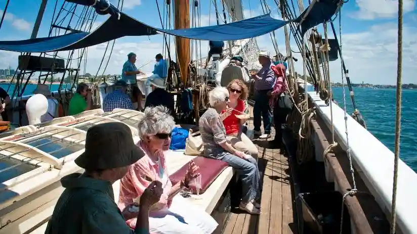 Crucero con comida en un gran velero por la bahía de Sídney