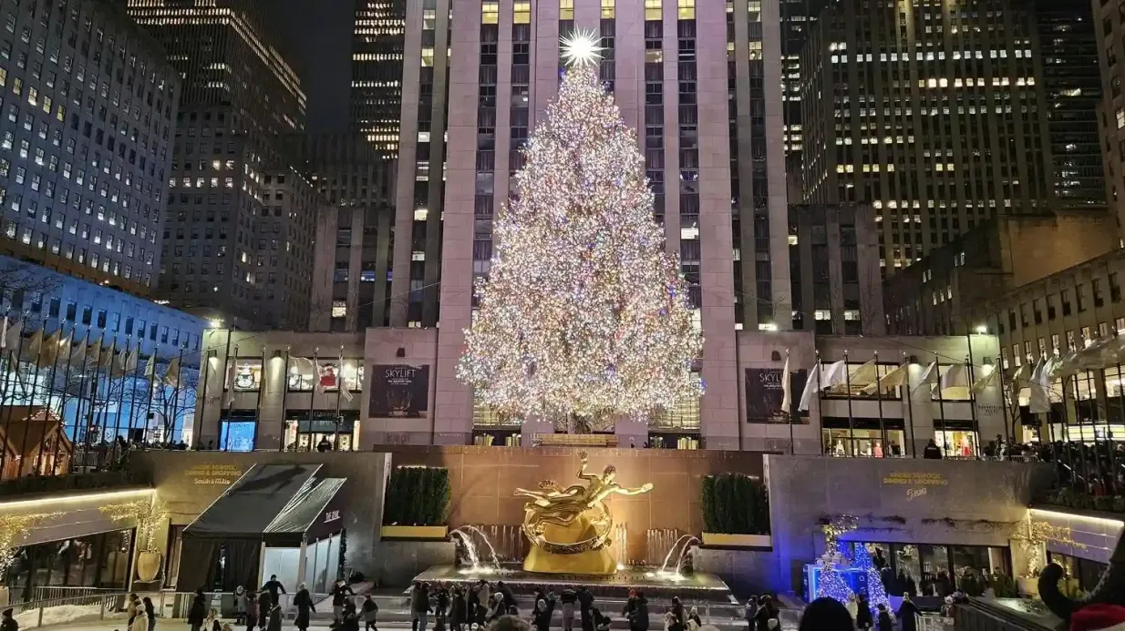 NYC : Holiday Walking Tour 5th Ave, Rockefeller Tree & Xmas Village
