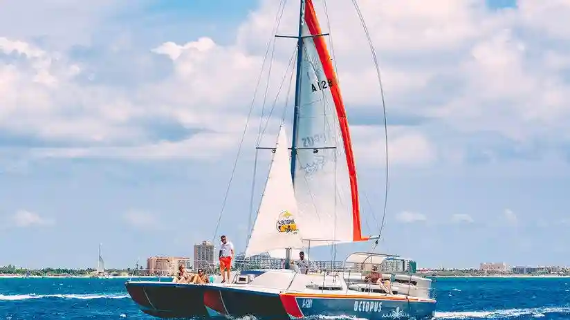 Crucero en catamarán de medio día con champán y brunch Operado por Octopus Aruba