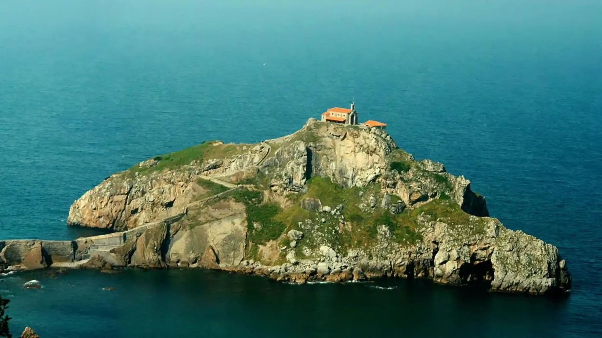 Gaztelugatxe y Museo Guggenheim desde San Sebastián Operado por DONOSTYLETOURS SL