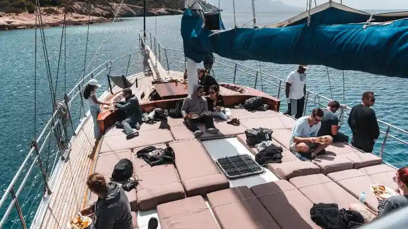 Agistri, Moni & Aegina: Segelbootfahrt mit Mittagessen und Snacks ab Athen Bereitgestellt von All Day Cruise