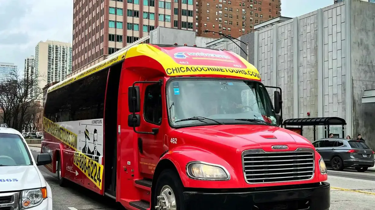 Tour guiado nocturno de crímenes de Chicago Operado por Chicago Crime Tours and Experiences LLC