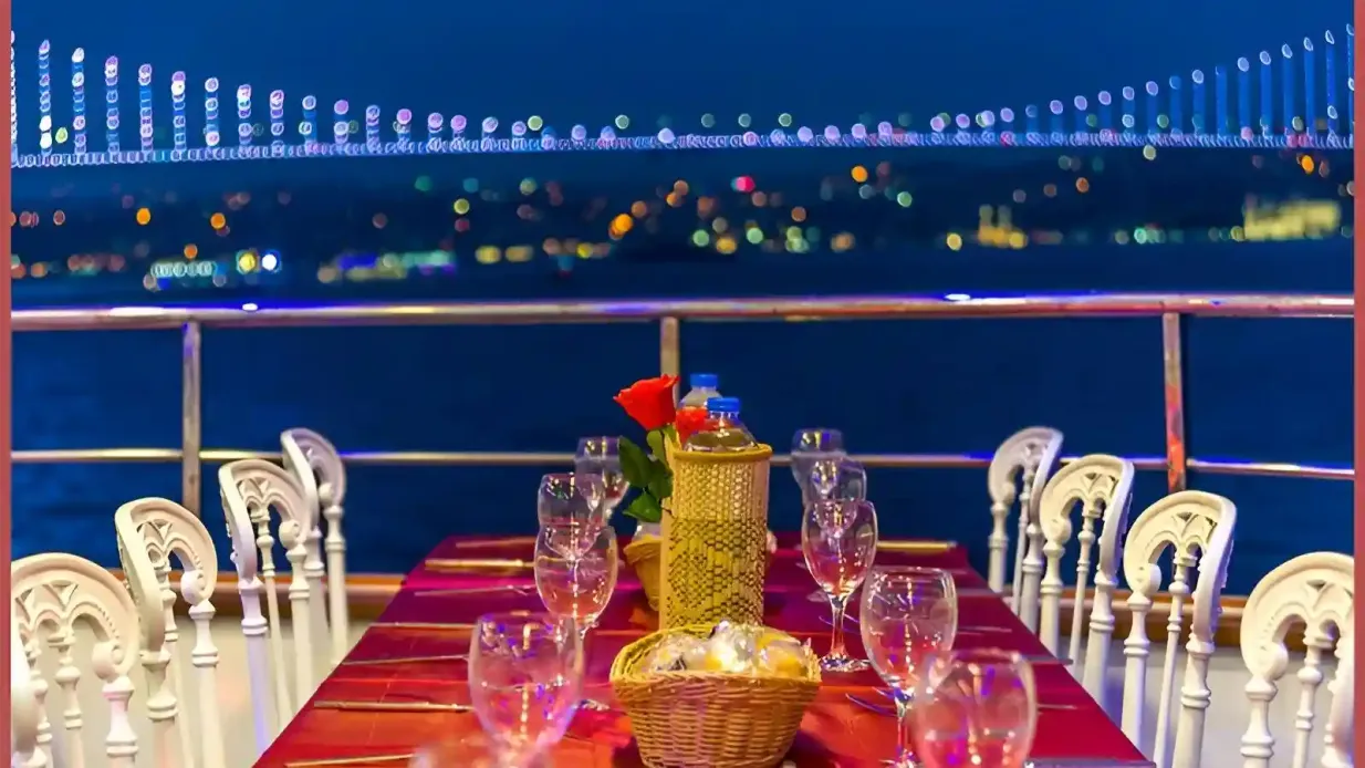 Istanbul: Crociera con cena sul Bosforo di 4 ore con spettacolo di danza ottomana