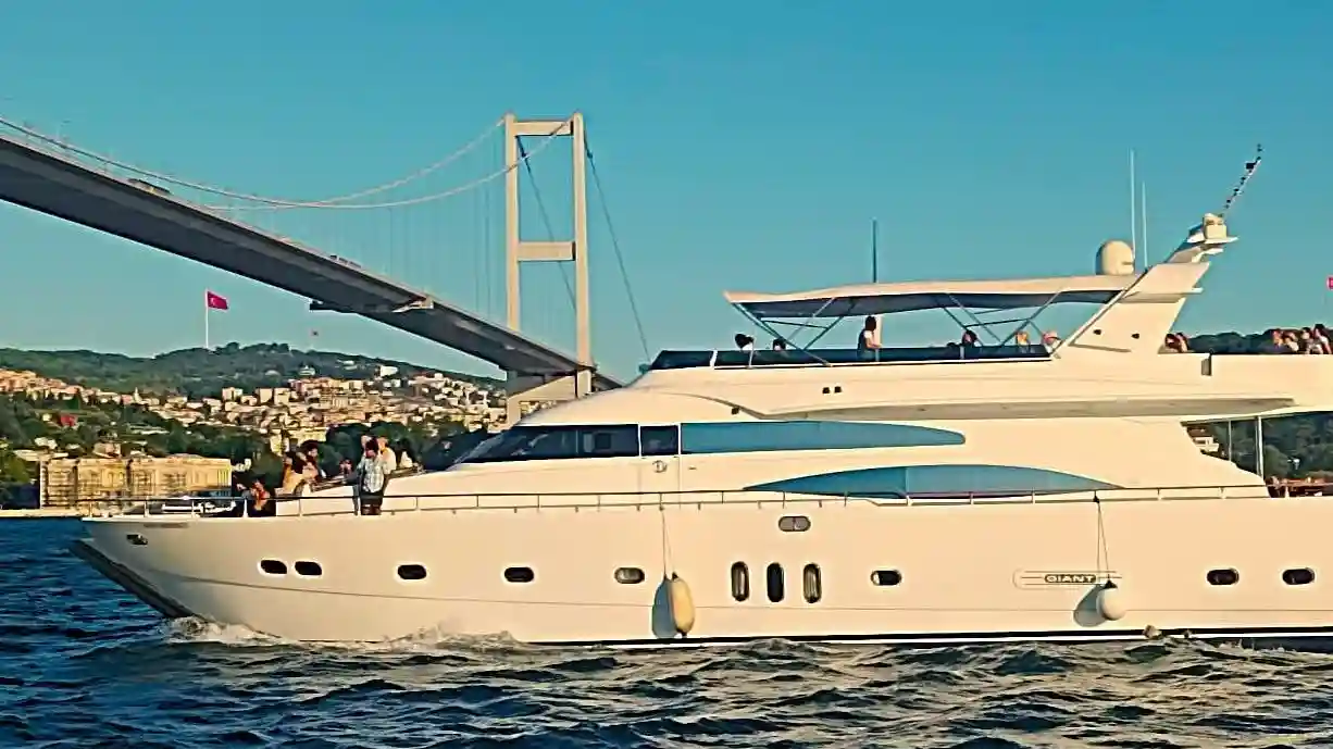 Istanbul : Croisière touristique sur le Bosphore et la mer Noire avec déjeuner Fournie par Istanbul: Bosphorus & Black Sea Sightseeing Cruise with Lunch