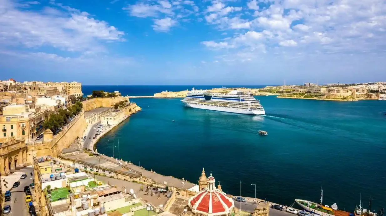 Crucero por dos puertos durante el día: Visita guiada Operado por Supreme Travel