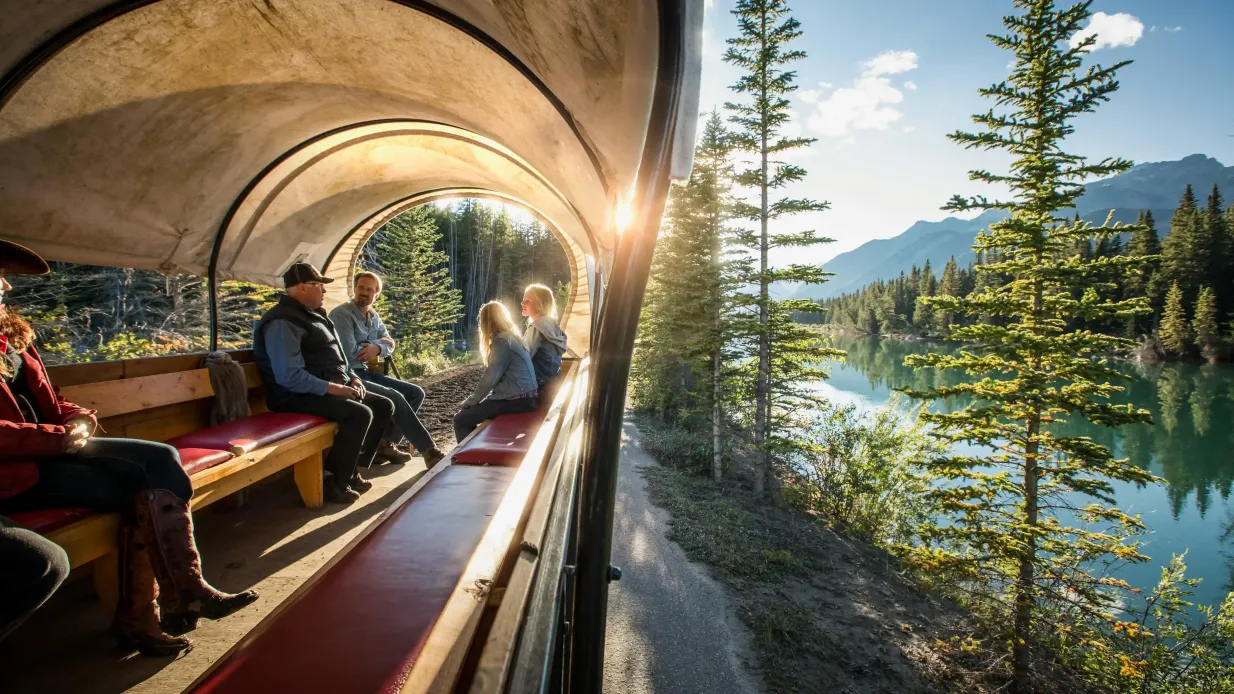Comida de vaqueros: Paseo en carreta desde Banff Operado por Discover Banff Tours