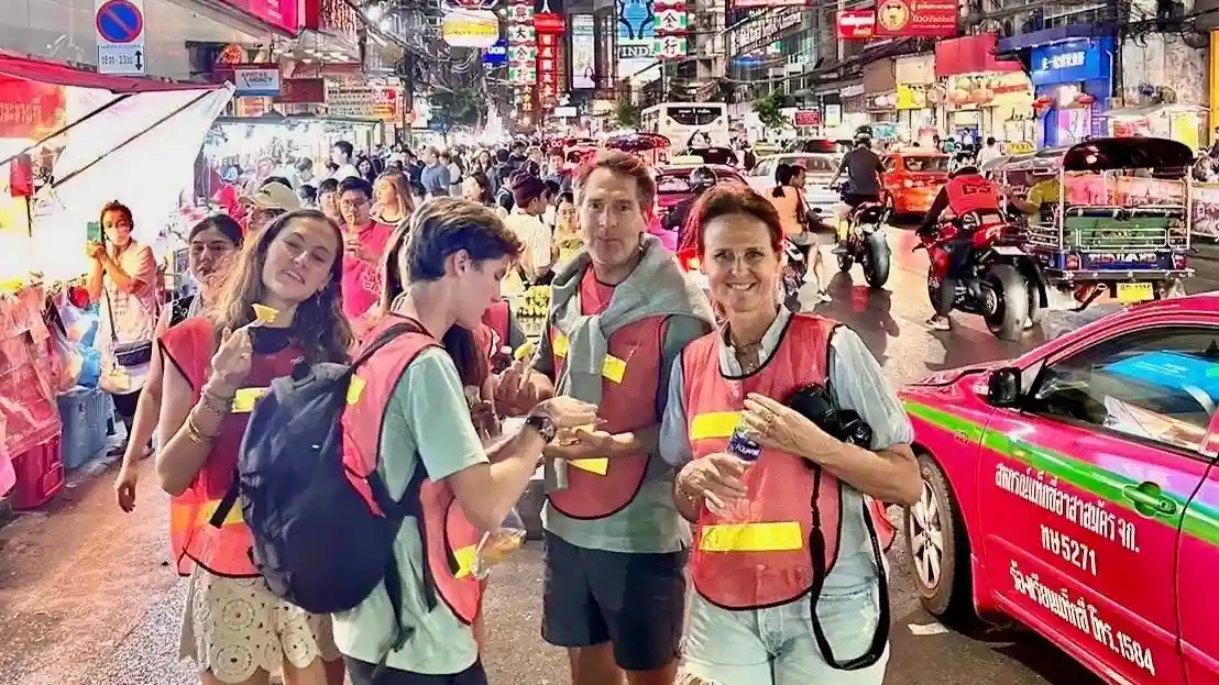 Bangkok: Visita guiada nocturna en bicicleta Operado por Follow Me Bike Tours Co. Ltd.