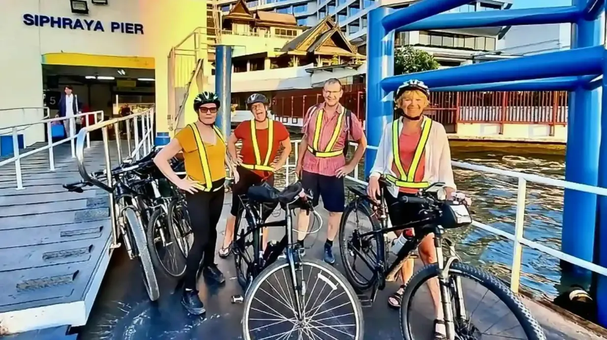 Bangkok : visite guidée nocturne à vélo en petit groupe + dîner Fournie par Follow Me Bike Tours Co. Ltd.