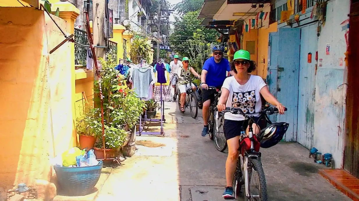 Bangkok: Small Group Guided City Bike Tour + Snacks Provided by Follow Me Bike Tours Co. Ltd.